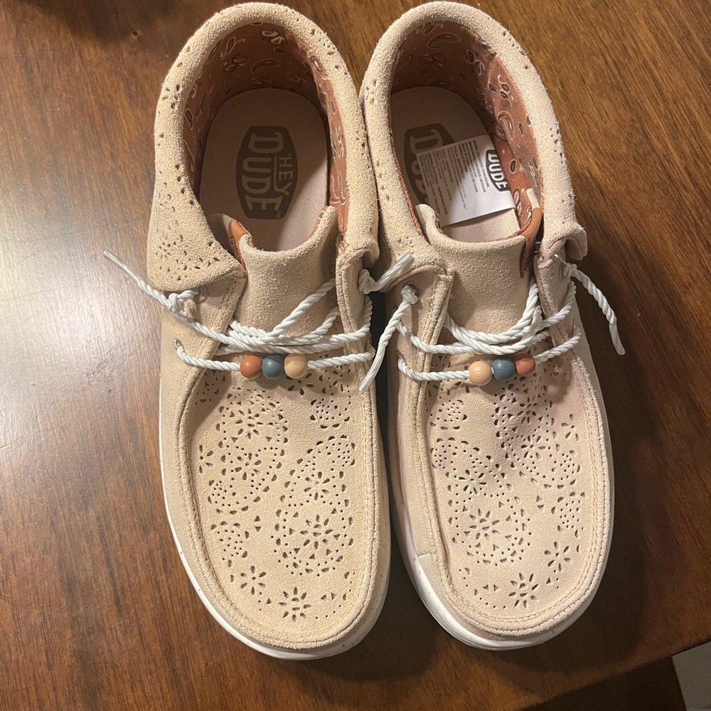Hey Dude Beige Shoes Wendy peak